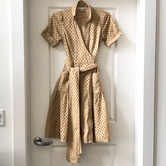 DVF Diane von Furstenberg Tan EYELET BELTED WRAP DRESS Great Condition Size 4 - Picture 3 of 5